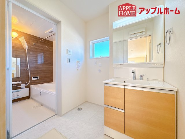 [新築住宅] 鴻巣市東 第4 全4棟の独立洗面台|ゆとりの洗面スペースで朝の身支度も快適スムーズに。３面鏡で髪のセットやお化粧もストレスなくこなせ、朝から気分良く通勤通学に向かえそうですね！鏡の裏にはたっぷりと収納スペースを標準装備