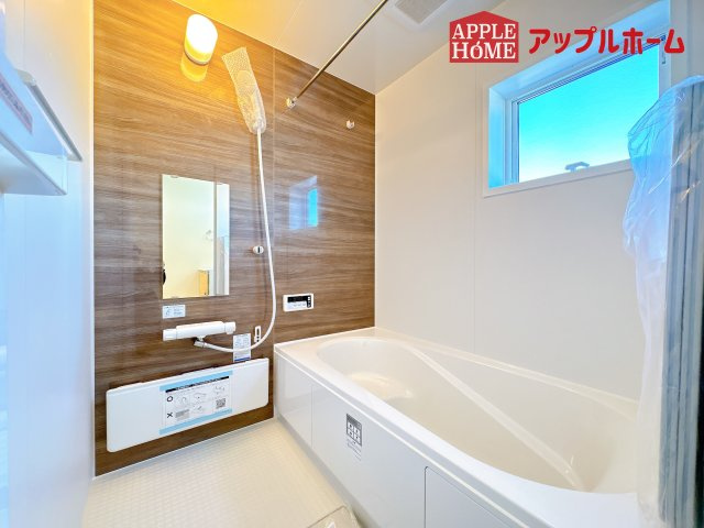 [新築住宅] 鴻巣市東 第4 全4棟の浴室|窓付きのバスルームは、採光もあり明るく気持ちの良い空間です。窓があることで、換気環境も良好。掃除もスムーズに出来ます