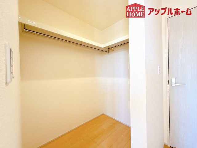 [新築住宅] 鴻巣市東 第4 全4棟の収納|お洋服を大切にされる方に大変喜ばれる、ウォークインクローゼット。お洋服以外にも掃除機やスーツケースなどを一箇所に集約できるのは魅力ですね！扉が一箇所ですので、お部屋の見た目にもスッキリ！