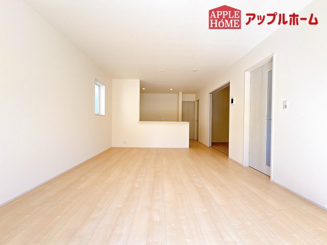 [新築住宅] 鴻巣市東 第4 全4棟の居間・リビング|広々リビング×対面キッチンで家族の会話も弾みます♪家族団らんの秘訣は間取りにあり☆夢のマイホームを一緒に叶えましょう！