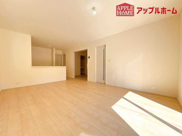 [新築住宅] 鴻巣市東 第4 全4棟の居間・リビング|窓から差し込む光で家族を温かく包み込みます。明るいリビングで子育てする喜びを☆いつでも見学可能です！