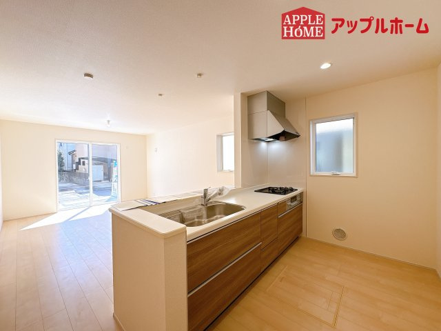 [新築住宅] 鴻巣市東 第4 全4棟のキッチン|対面式キッチンは、家族のコミュニケーションを育み、子育て家族にも好適なプラン！リビングで寛ぐご家族をいつも感じられます♪会話を楽しみながら家事ができ、小さいお子様がいても安心です！