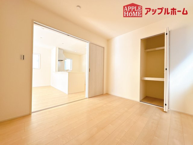 [新築住宅] 鴻巣市東 第4 全4棟の洋室|広々とした居住空間は日々の暮らしを彩り、心のやすらぎと満足感を与えてくれます。通風と採光を考慮した設計は子供たちはのびのび育ち、家族でくつろぎと団らんを生み出します。