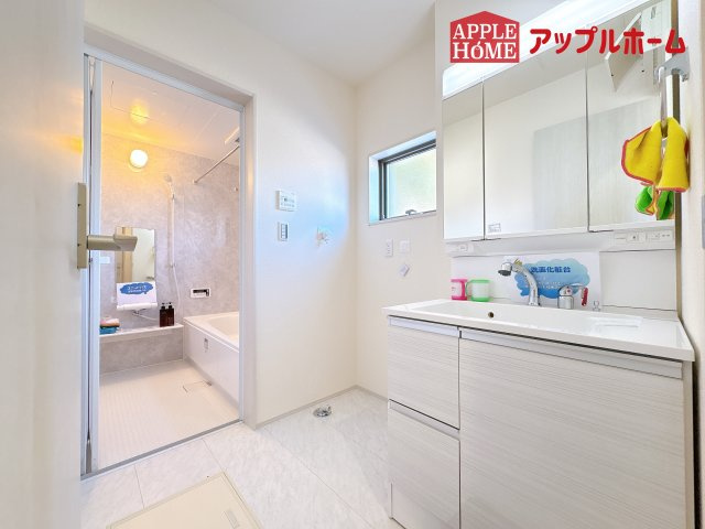 [新築住宅] 鴻巣市東 第4 全4棟の独立洗面台|ゆとりの洗面スペースで朝の身支度も快適スムーズに。３面鏡で髪のセットやお化粧もストレスなくこなせ、朝から気分良く通勤通学に向かえそうですね！鏡の裏にはたっぷりと収納スペースを標準装備