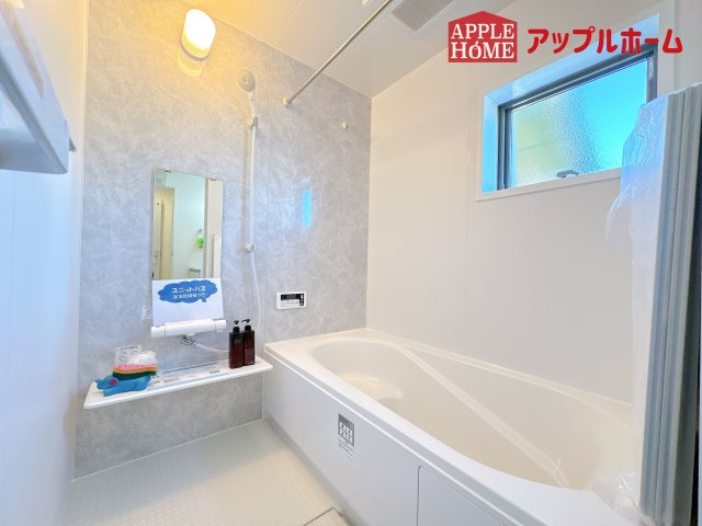 [新築住宅] 鴻巣市東 第4 全4棟の浴室|窓付きのバスルームは、採光もあり明るく気持ちの良い空間です。窓があることで、換気環境も良好。掃除もスムーズに出来ます