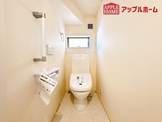 [新築住宅] 鴻巣市東 第4 全4棟のトイレ|白を基調とした清潔感のある明るい空間。温水洗浄便座付きで、毎日快適・清潔に使用できます。操作しやすい壁面リモコンを採用しています。