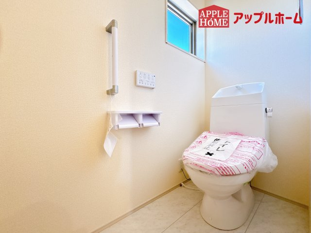 [新築住宅] 鴻巣市東 第4 全4棟のトイレ|白を基調とした清潔感のある明るい空間。温水洗浄便座付きで、毎日快適・清潔に使用できます。操作しやすい壁面リモコンを採用しています。