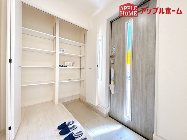 [新築住宅] 鴻巣市東 第4 全4棟の玄関|明るく清潔感のある玄関でお客様を迎えるスペースをパッと明るい印象に！大容量の収納力で大家族の履物もすっきり収納できます♪