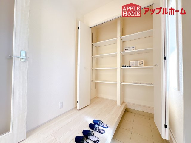 [新築住宅] 鴻巣市東 第4 全4棟の玄関|住まう人も来客も入った時にワクワクさせてくれるオシャレな玄関♪収納もたっぷりあるので、靴がたくさんあっても安心！