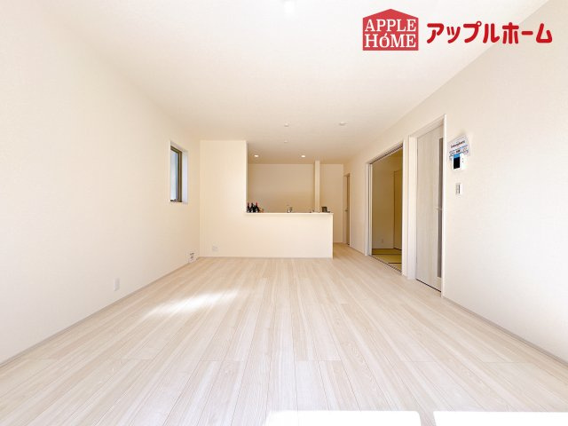 [新築住宅] 鴻巣市東 第4 全4棟の居間・リビング|広々リビング×対面キッチンで家族の会話も弾みます♪家族団らんの秘訣は間取りにあり☆夢のマイホームを一緒に叶えましょう！