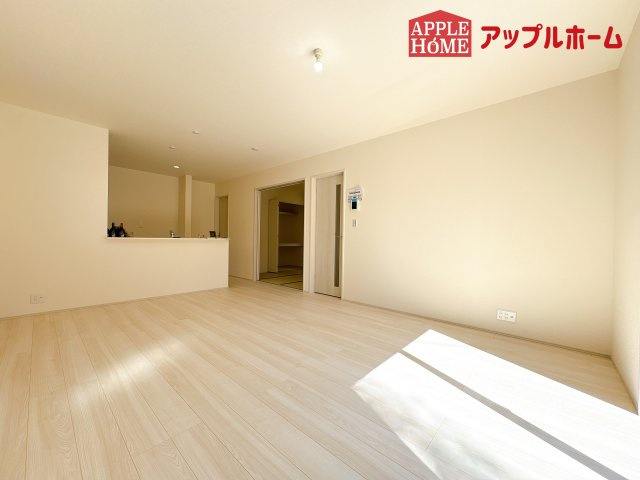 [新築住宅] 鴻巣市東 第4 全4棟の居間・リビング|窓から差し込む光で家族を温かく包み込みます。明るいリビングで子育てする喜びを☆いつでも見学可能です！
