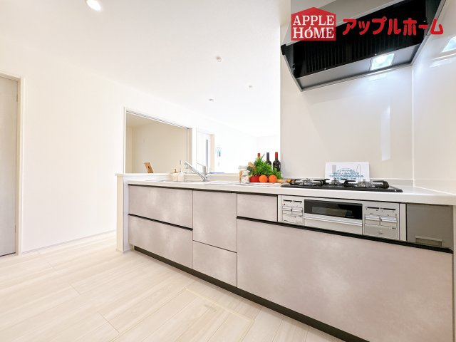 [新築住宅] 鴻巣市東 第4 全4棟のキッチン|見栄えもよくお手入れもスムーズに出来ます。豊富な収納力もございますので、キッチンスペースをスッキリとお使い頂けそうです。