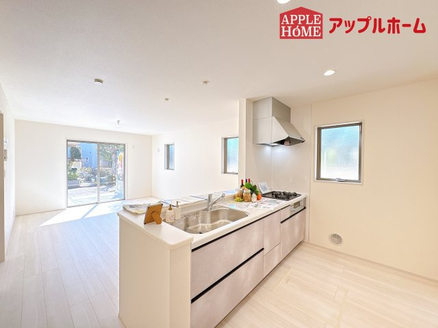 [新築住宅] 鴻巣市東 第4 全4棟のキッチン|対面式キッチンは、家族のコミュニケーションを育み、子育て家族にも好適なプラン！リビングで寛ぐご家族をいつも感じられます♪会話を楽しみながら家事ができ、小さいお子様がいても安心です！