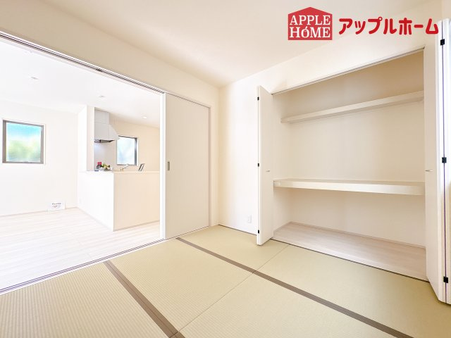 [新築住宅] 鴻巣市東 第4 全4棟の和室|広々とした居住空間は日々の暮らしを彩り、心のやすらぎと満足感を与えてくれます。通風と採光を考慮した設計は子供たちはのびのび育ち、家族でくつろぎと団らんを生み出します。