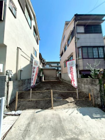 【外観】 | 尼崎市南武庫之荘3丁目、新築戸建て♪ | 【現地写真】
前面道路約6.8ｍ♪
スーパーや薬局、病院、公園など徒歩約6分圏内！
