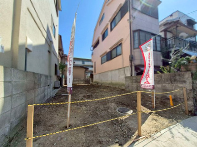 【外観】 | 尼崎市南武庫之荘3丁目、新築戸建て♪ | 【現地写真】
前面道路約6.8ｍ♪
スーパーや薬局、病院、公園など徒歩約6分圏内！