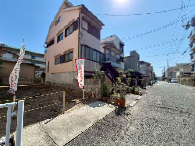 【外観】 | 尼崎市南武庫之荘3丁目、新築戸建て♪ | 【現地写真】
前面道路約6.8ｍ♪
スーパーや薬局、病院、公園など徒歩約6分圏内！