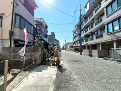 【外観】 | 尼崎市南武庫之荘3丁目、新築戸建て♪ | 【現地写真】
前面道路約6.8ｍ♪
スーパーや薬局、病院、公園など徒歩約6分圏内！