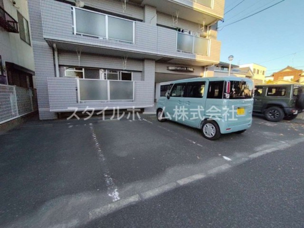 花田ハウスの駐車場