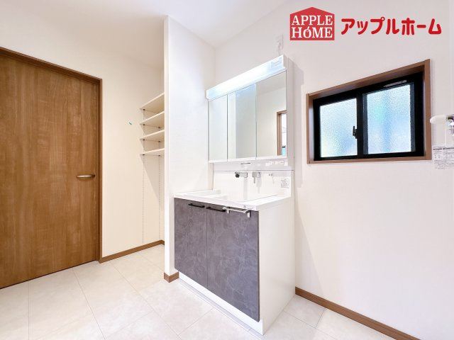 [新築住宅] 鴻巣市松原 第4期 全10棟の独立洗面台|暮らしを快適にする三面鏡仕様の洗面化粧台。収納力と機能性に優れた使いやすい設備で、忙しい朝の身支度もスムーズに♪