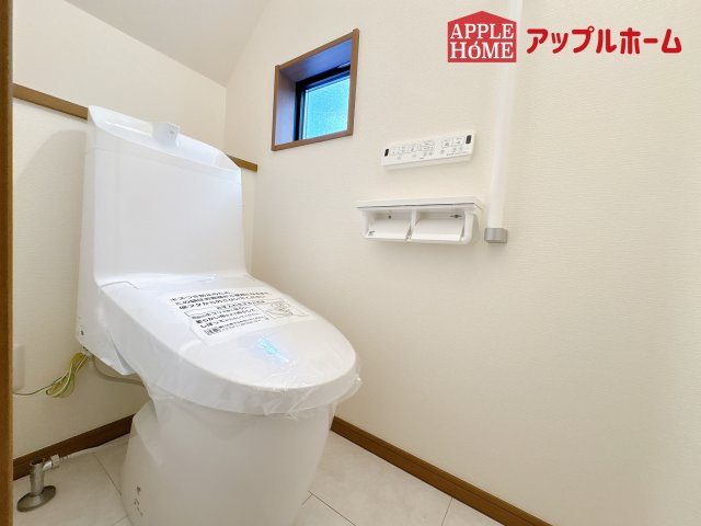 [新築住宅] 鴻巣市松原 第4期 全10棟のトイレ|白を基調とした清潔感のある明るい空間。温水洗浄便座付きで、毎日快適・清潔に使用できます。操作しやすい壁面リモコンを採用しています。