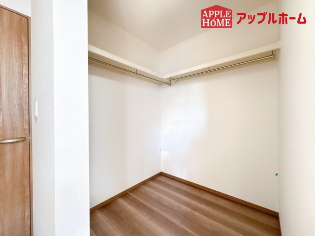 [新築住宅] 鴻巣市松原 第4期 全10棟の収納|お洋服を大切にされる方に大変喜ばれる、ウォークインクローゼット。お洋服以外にも掃除機やスーツケースなどを一箇所に集約できるのは魅力ですね！扉が一箇所ですので、お部屋の見た目にもスッキリ！
