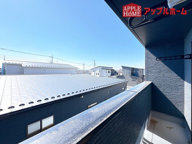 [新築住宅] 鴻巣市松原 第4期 全10棟のバルコニー|家族分の洗濯物もしっかり干せます。日当たりも良く、毎日のお洗濯が楽しくなりそう♪お布団は手軽に干せていつもポカポカに☆