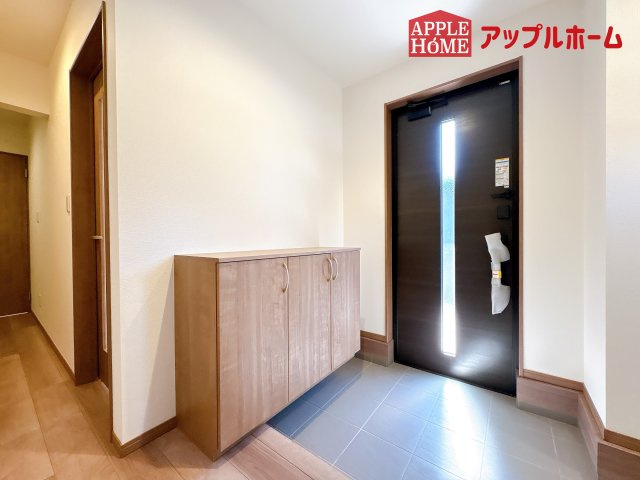 [新築住宅] 鴻巣市松原 第4期 全10棟の玄関|住まう人も来客も入った時にワクワクさせてくれるオシャレな玄関♪収納もたっぷりあるので、靴がたくさんあっても安心！