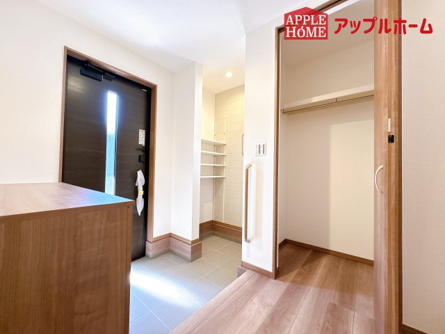 [新築住宅] 鴻巣市松原 第4期 全10棟の玄関|明るく清潔感のある玄関でお客様を迎えるスペースをパッと明るい印象に！大容量の収納力で大家族の履物もすっきり収納できます♪