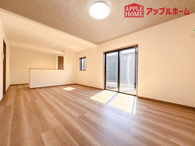 [新築住宅] 鴻巣市松原 第4期 全10棟の居間・リビング|広々リビング×対面キッチンで家族の会話も弾みます♪家族団らんの秘訣は間取りにあり☆夢のマイホームを一緒に叶えましょう！