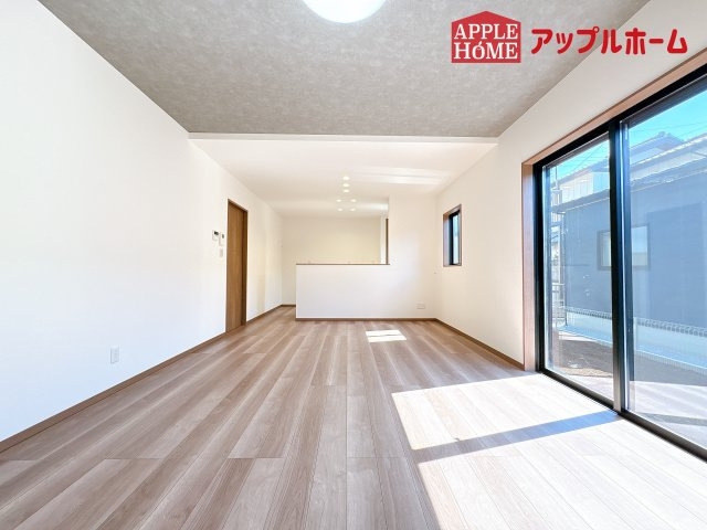 [新築住宅] 鴻巣市松原 第4期 全10棟の居間・リビング|窓から差し込む光で家族を温かく包み込みます。明るいリビングで子育てする喜びを☆いつでも見学可能です！