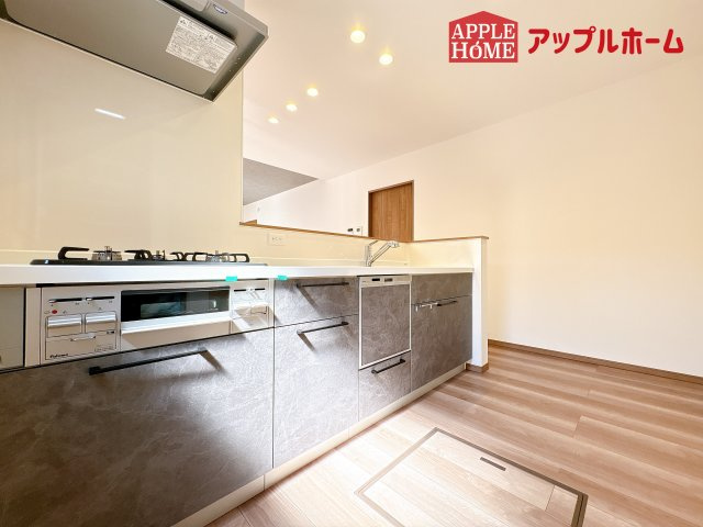[新築住宅] 鴻巣市松原 第4期 全10棟のキッチン|見栄えもよくお手入れもスムーズに出来ます。豊富な収納力もございますので、キッチンスペースをスッキリとお使い頂けそうです。