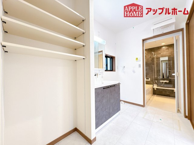 [新築住宅] 鴻巣市松原 第4期 全10棟の独立洗面台|ゆとりの洗面スペースで朝の身支度も快適スムーズに。３面鏡で髪のセットやお化粧もストレスなくこなせ、朝から気分良く通勤通学に向かえそうですね！鏡の裏にはたっぷりと収納スペースを標準装備