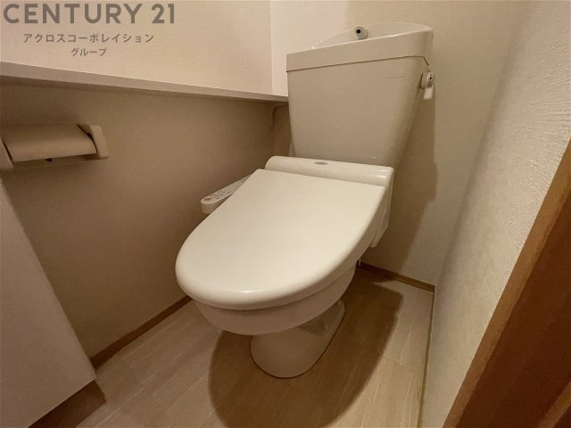 温水洗浄便座機能付きのトイレです♪