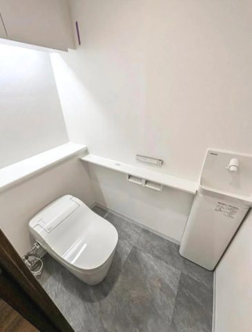アトラス四谷レジデンスのトイレ|白を基調とした清潔感のあるトイレとなっております。　お掃除のしやすいタンクレストイレです。