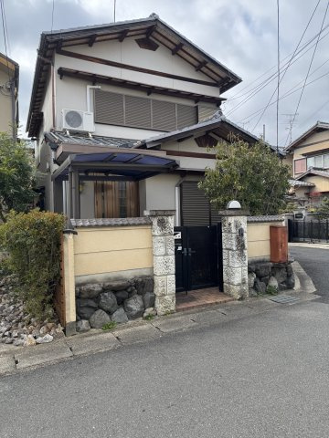 JR嵯峨嵐山駅徒歩6分｜嵯峨大覚寺門前堂ノ前町 中古戸建 4LDKの外観|落ち着いた住宅街に佇む中古戸建です。