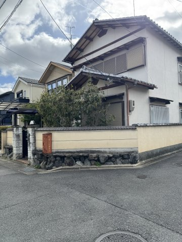 JR嵯峨嵐山駅徒歩6分｜嵯峨大覚寺門前堂ノ前町 中古戸建 4LDKの前面道路含む現地写真|和風の落ち着いた外観です。