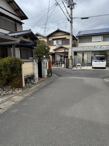 JR嵯峨嵐山駅徒歩6分｜嵯峨大覚寺門前堂ノ前町 中古戸建 4LDKの駐車場|前面道路は交通量も少なく静かな住環境です。