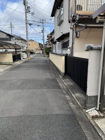 JR嵯峨嵐山駅徒歩6分｜嵯峨大覚寺門前堂ノ前町 中古戸建 4LDKの前面道路含む現地写真|周辺は落ち着いた住宅街が広がっています。