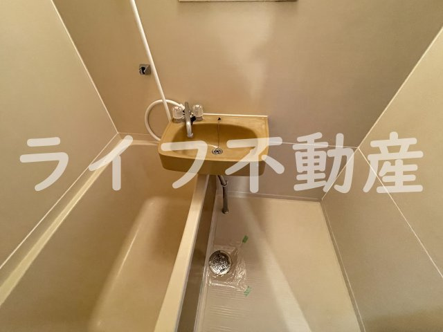シャトレ小阪の独立洗面台|独立洗面台、小物を置くことができて便利です