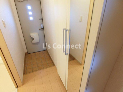 【玄関】 | ヴィジュラＡ | 背の高い下駄箱には鏡付きで身だしなみチェック。