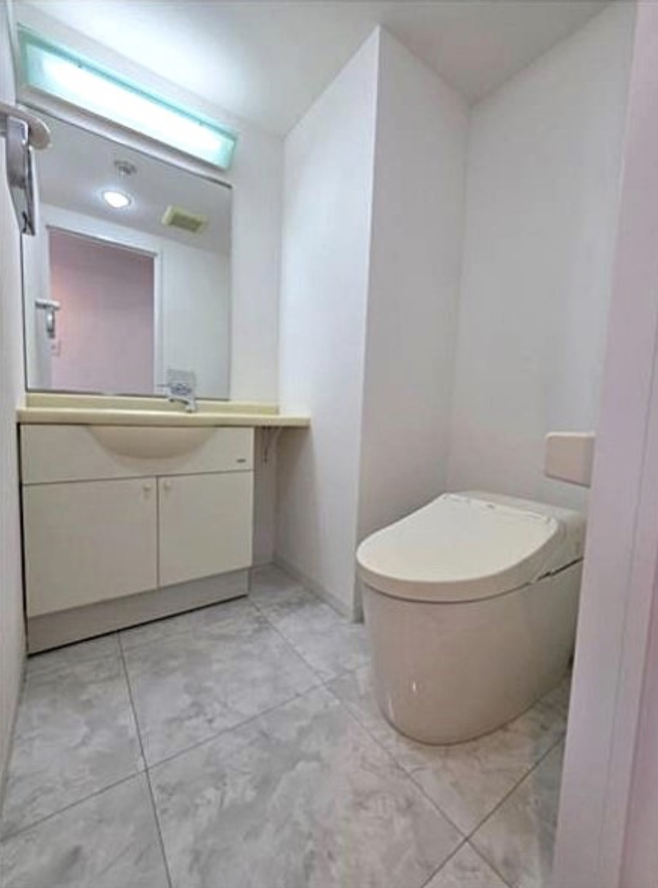 鎌倉メディカルサプライビルのトイレ|白を基調とした清潔感のあるトイレとなっております。