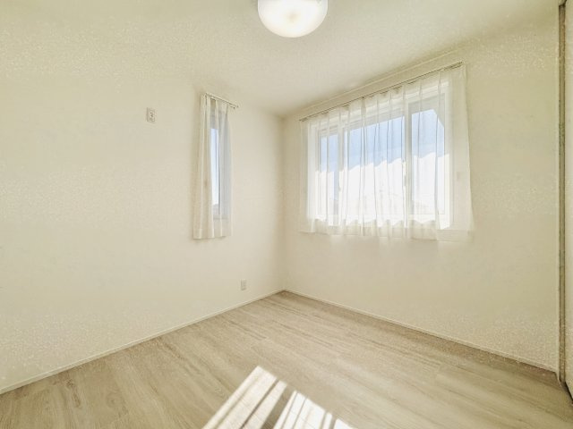 栃木市岩舟町静　中古住宅の洋室