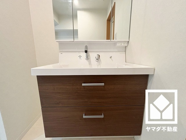 グランドヒル西宮高座台マンションＡ棟の独立洗面台|収納付きでスッキリお使い頂ける3面鏡の洗面台です。洗面ボウルが広めなので、忙しい朝でも身支度がしやすく時短になります。
