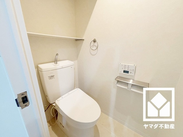 グランドヒル西宮高座台マンションＡ棟のトイレ|明るく清潔感溢れるトイレです。2連トイレットペーパーホルダーなのでお取替えの手間が軽減できます。
