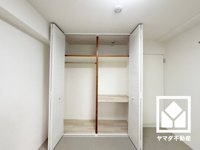 グランドヒル西宮高座台マンションＡ棟の寝室|約5.5帖の洋室です。全居室に収納がございますので、お部屋の広さを最大限に活用できます。