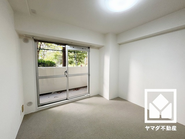 グランドヒル西宮高座台マンションＡ棟の寝室|バルコニーにつながるお部屋で、通風・陽当たり良好。