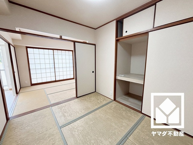 グランドヒル西宮高座台マンションＡ棟の和室|リビングにも隣接している為、開放感がある空間です。