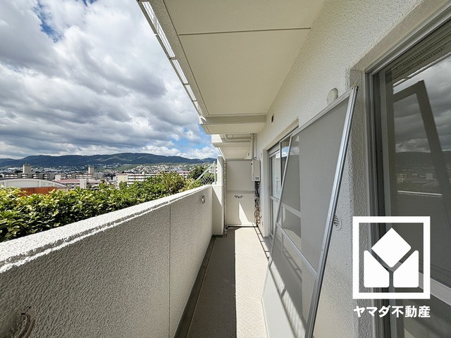 グランドヒル西宮高座台マンションＡ棟のバルコニー|南西・北東側の両面バルコニーで陽当たり、風通し良好。広々としているため、お洗濯物をたっぷりと干す事ができます。南西側は前面に視界を遮る高い建物がなく、開放的な景色が広がります。