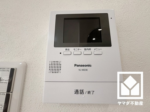 グランドヒル西宮高座台マンションＡ棟の防犯設備|突然の来訪時でも安心なモニター付きインターホンを完備。お留守番中のお子様でも簡単に来訪者の確認ができます。